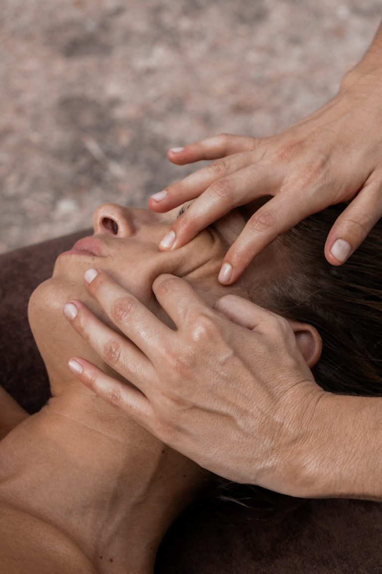 Lyse gérardy fait un massae sur mesure à une femme