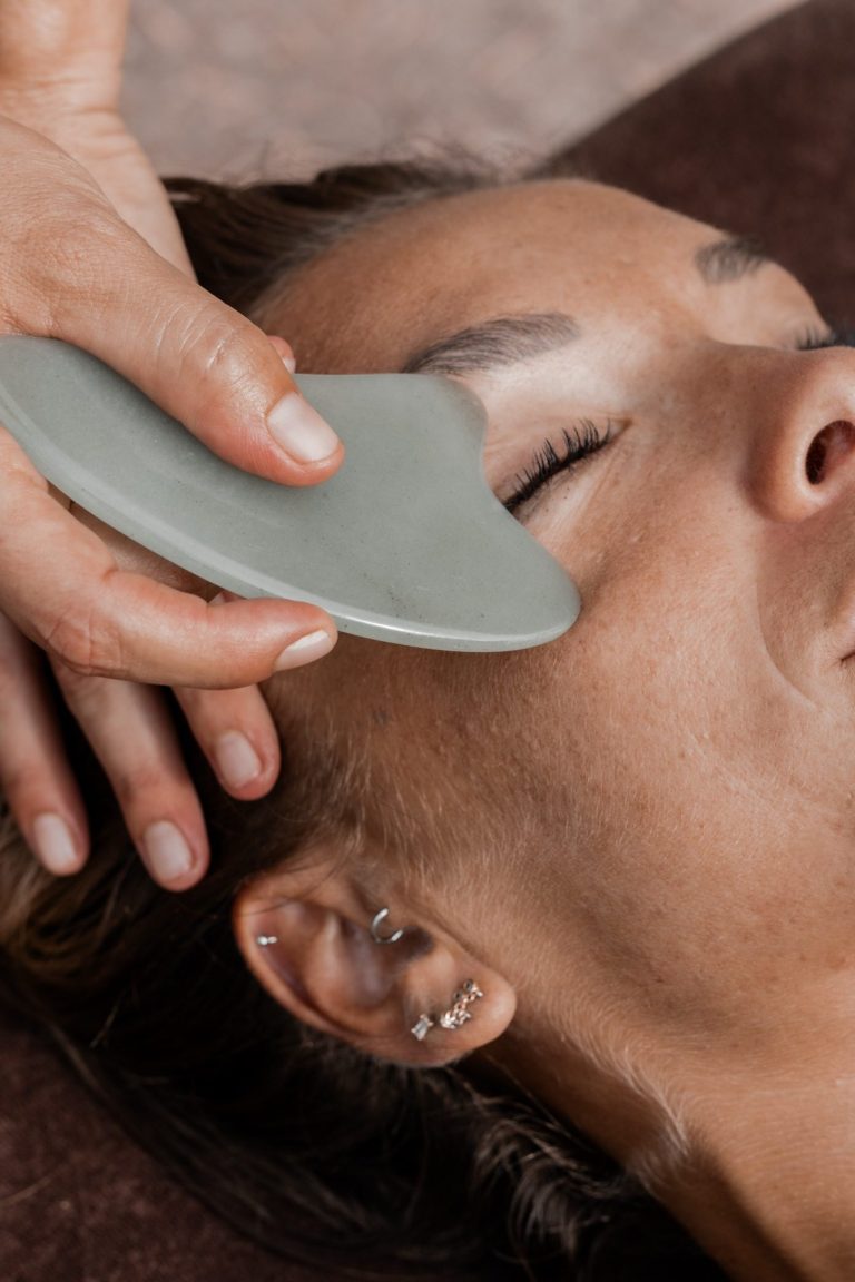 Lyse gérardy fait un massae sur mesure à une femme